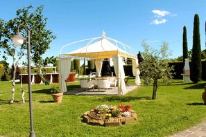 Outdoor dining - Holiday apartment mit Pool (Montecarlo Lucca)