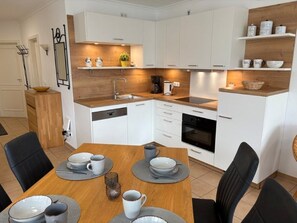 Frigorífico, microondas, horno y lavavajillas