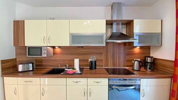 Kühlschrank, Mikrowelle, Ofen, Geschirrspüler