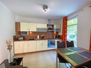 Kühlschrank, Mikrowelle, Ofen, Geschirrspüler