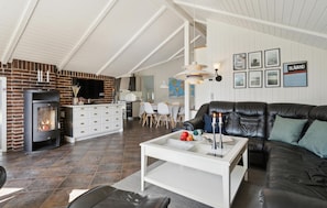 Fernseher, Kamin, DVD-Player