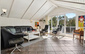 تلفزيون، مدفأة، مشغل دي في دي