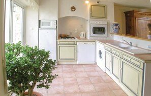 Microwave, dishwasher, cookware/dishes/utensils