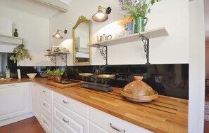 Fridge, stovetop, dishwasher, coffee/tea maker