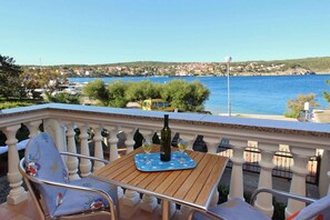 Outdoor dining - Holiday apartment with balcony and air conditioning (Šilo)