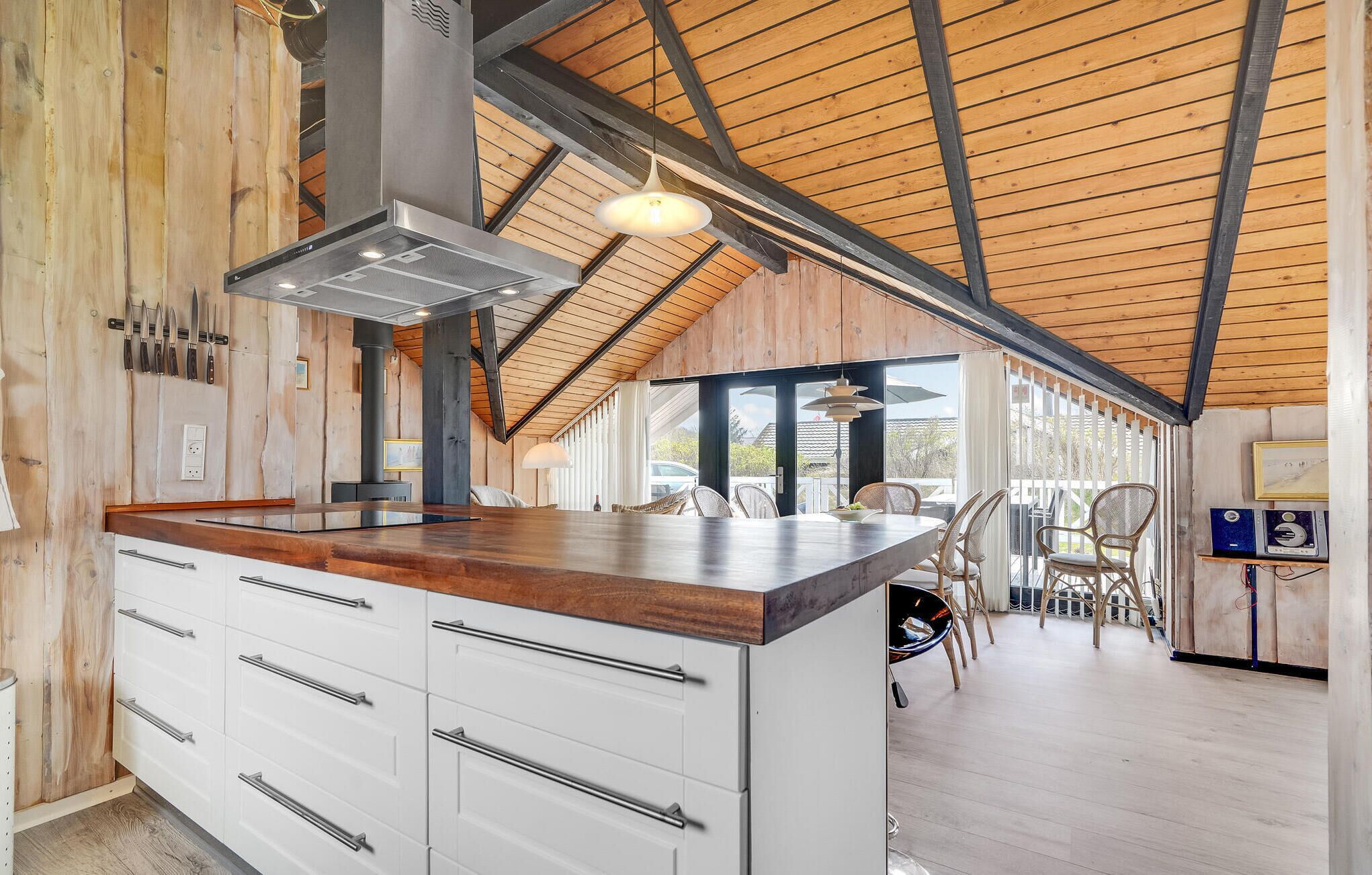 Kjøleskap, kokeplater, oppvaskmaskin og kaffetrakter/tekoker