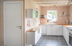 Réfrigérateur, surface de cuisson, lave-vaisselle, cafetière-théière