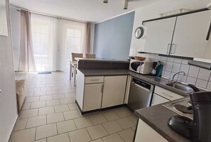 Jääkaappi, mikroaaltouuni, uuni, astianpesukone