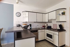 Een koelkast, een microgolfoven, een oven, een vaatwasser