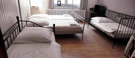 1 bedroom, travel cot, WiFi