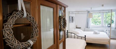 1 bedroom, travel cot, WiFi