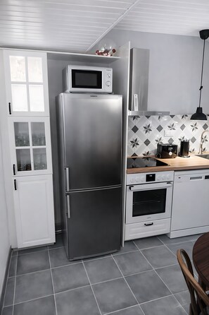 Frigorífico, lavavajillas, hervidor eléctrico y tostadora