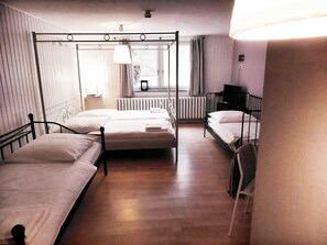 1 bedroom, travel crib, WiFi