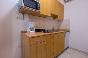 Kühlschrank, Mikrowelle, Herdplatte, Wasserkocher mit Kaffee-/Teezubehör