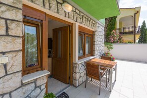 Outdoor dining - Holiday apartment near the beach (Crikvenica)