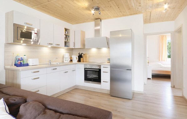 Kühlschrank, Mikrowelle, Herdplatte, Geschirrspüler