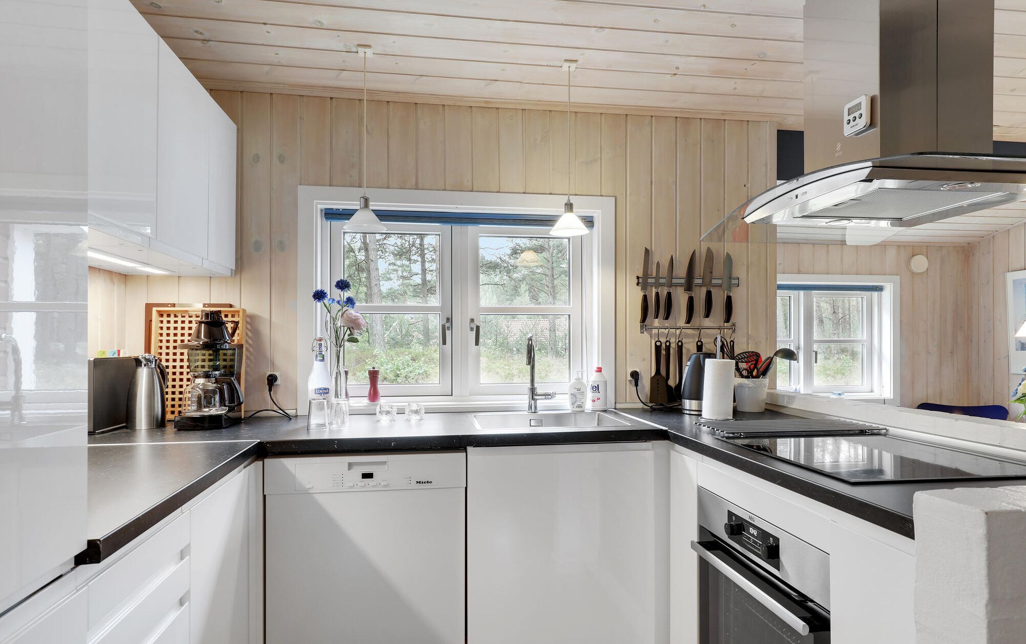 Refrigerador, parrilla de estufa, lavavajillas y cafetera y tetera 