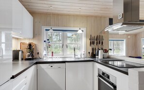 Frigorifero, piano cottura, lavastoviglie, macchina per tè/caffè