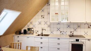 Een koelkast, een kookplaat, een vaatwasser