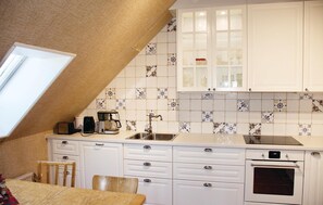 Réfrigérateur, surface de cuisson, lave-vaisselle, cafetière-théière