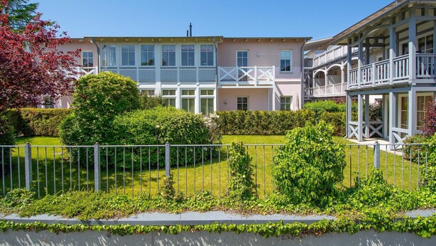 A two-story building with a balcony and a covered porch. - Strandstr. 31 apt. MA-03. - Strandstrasse 31 apt. 03 (Kühlungsborn)