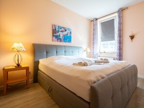 1 bedroom, bed sheets