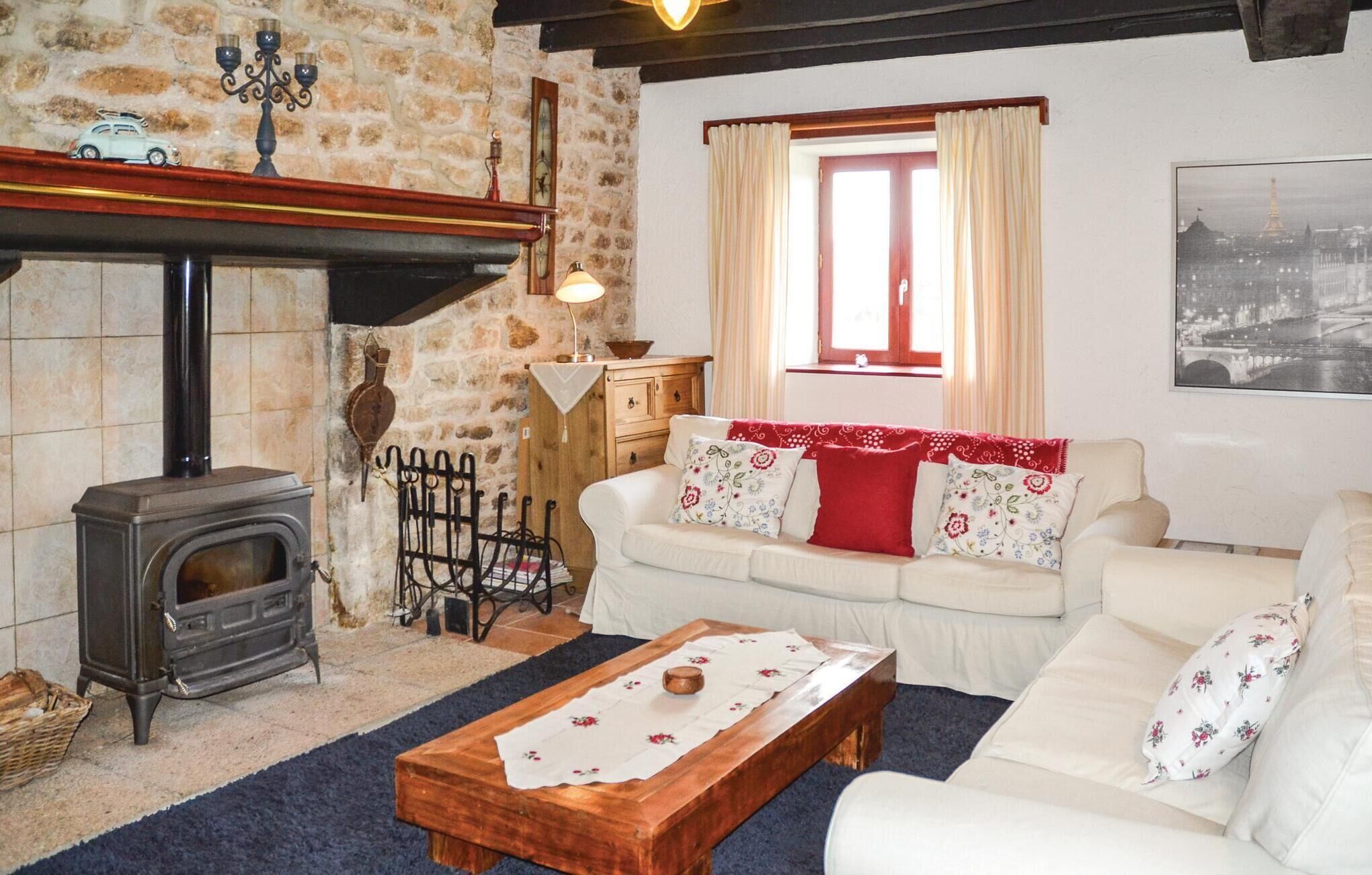 Télévision, cheminée, lecteur de DVD