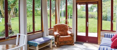 Una televisión, una chimenea, un reproductor de DVD