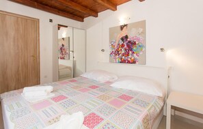 7 bedrooms, travel crib, free WiFi, bed sheets - Nice home in Dicmo with WiFi (Dicmo)