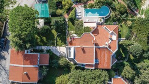 An aerial view of a property with multiple buildings, a swimming pool, and surrounding greenery. - Nice apartment in Pula with WiFi (Pula)