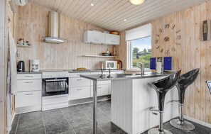 Jääkaappi, mikroaaltouuni, liesi, astianpesukone