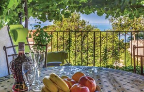 تناول الطعام بالخارج