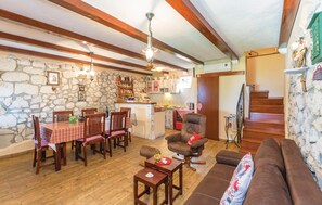 Interior - Amazing home in Gornji Tucepi (Gornji Tucepi)