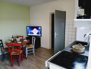 Geladeira, fogão, cooktop, cafeteira/chaleira