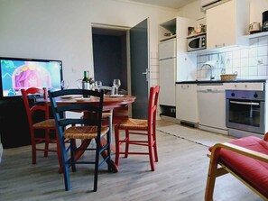 Frigorífico, horno, placa de cocina y cafetera o tetera
