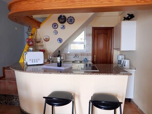 Refrigerador, microondas, parrilla de estufa y cafetera y tetera 