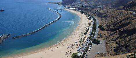 Plage, chaises longues