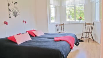 1 bedroom, travel cot