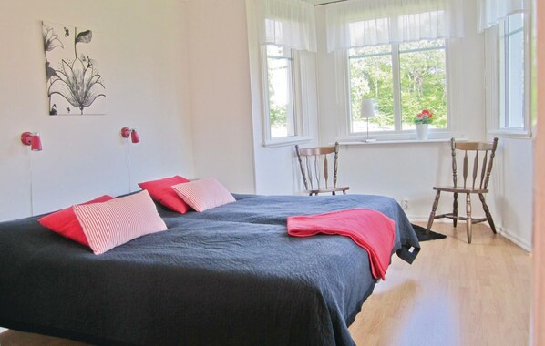 1 bedroom, travel cot