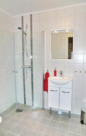 Shower - Lovely home in Lyckeby (Lyckeby)