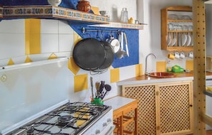 Réfrigérateur, micro-ondes, plaque de cuisson, lave-vaisselle