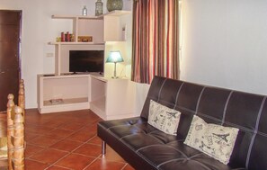 Una televisión, una chimenea