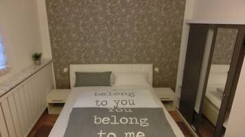 1 bedroom, desk, WiFi, bed sheets