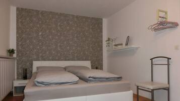 1 bedroom, desk, WiFi, bed sheets