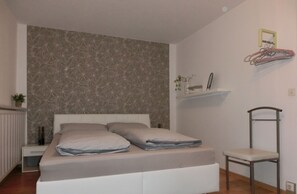 1 bedroom, desk, WiFi, bed sheets