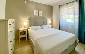 6 bedrooms, in-room safe, travel cot, bed sheets