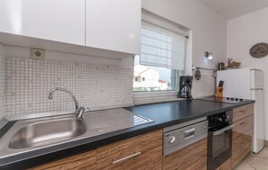 Réfrigérateur, micro-ondes, plaque de cuisson, lave-vaisselle
