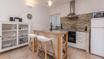 Fridge, stovetop, dishwasher, coffee/tea maker