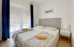 6 bedrooms, in-room safe, travel crib, bed sheets