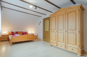 3 bedrooms, travel crib, WiFi, bed sheets